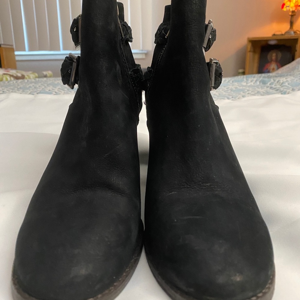 Size 8 Steve Madden Booties - image 5